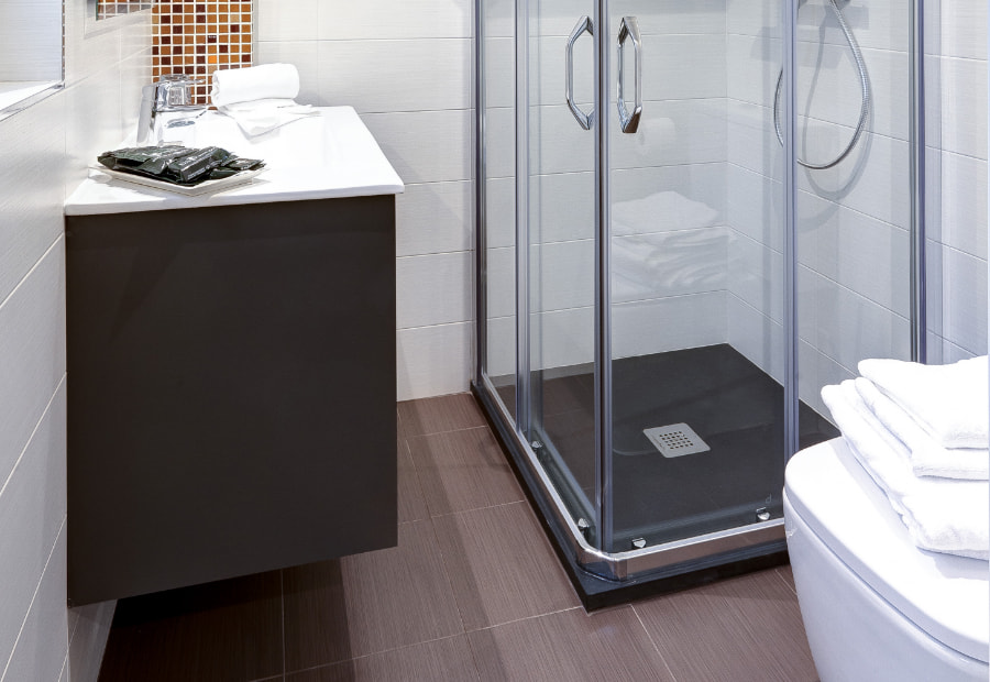 Fully equipped bathroom with shower tray