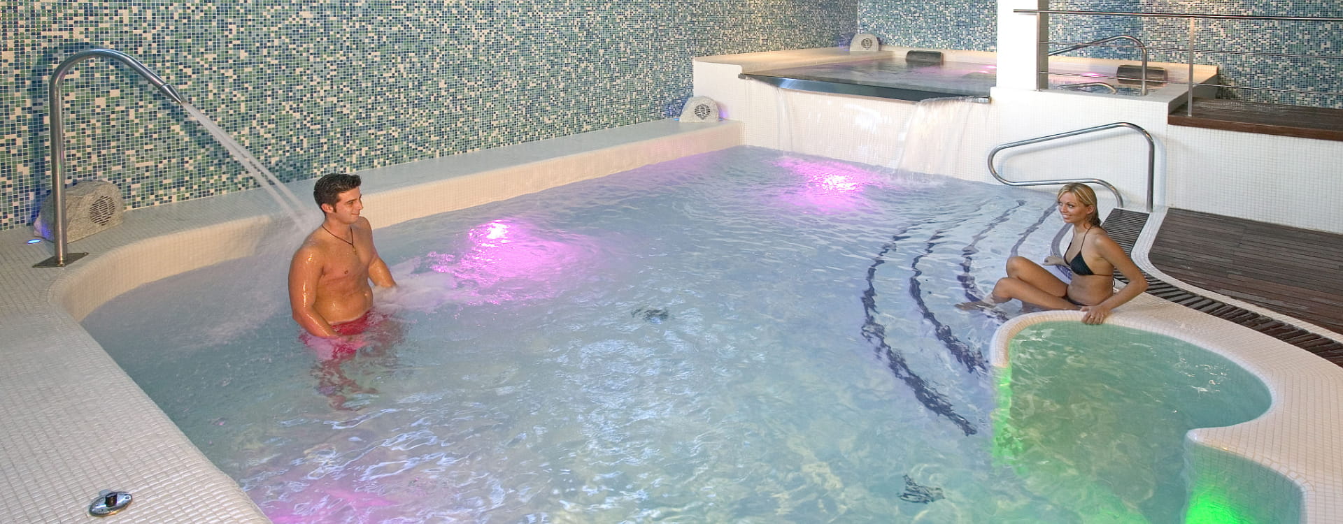 Imagen de la piscina con chorros del Spa Del Hotel Spa Villa Pasiega