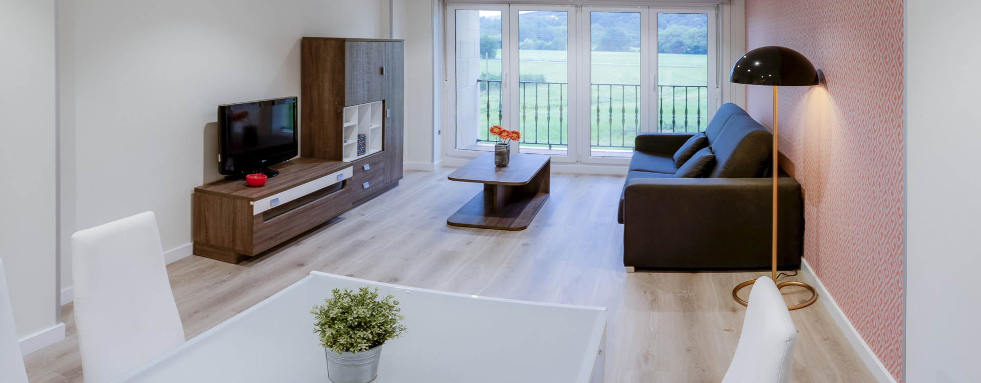 Fully equipped dining room of one of the flats at La Albarca