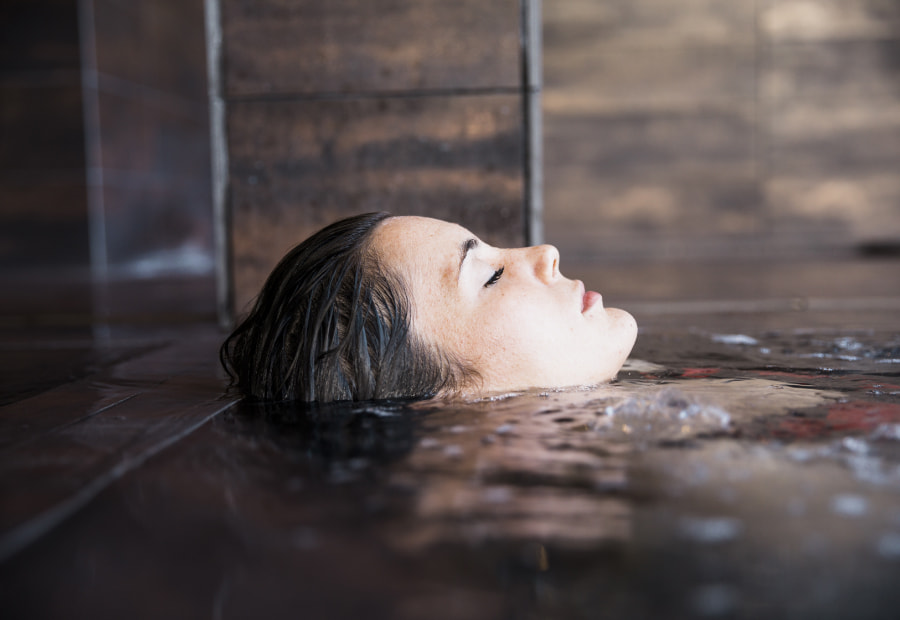 Mujer relajándose en la piscina del spa