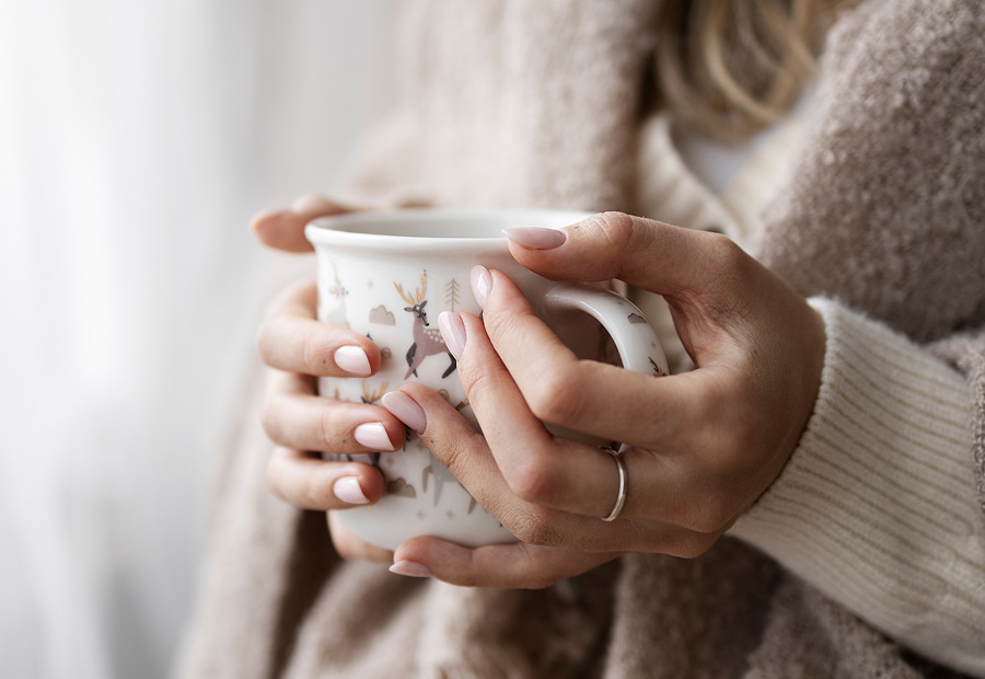 Oferta black friday Chica con taza en las manos