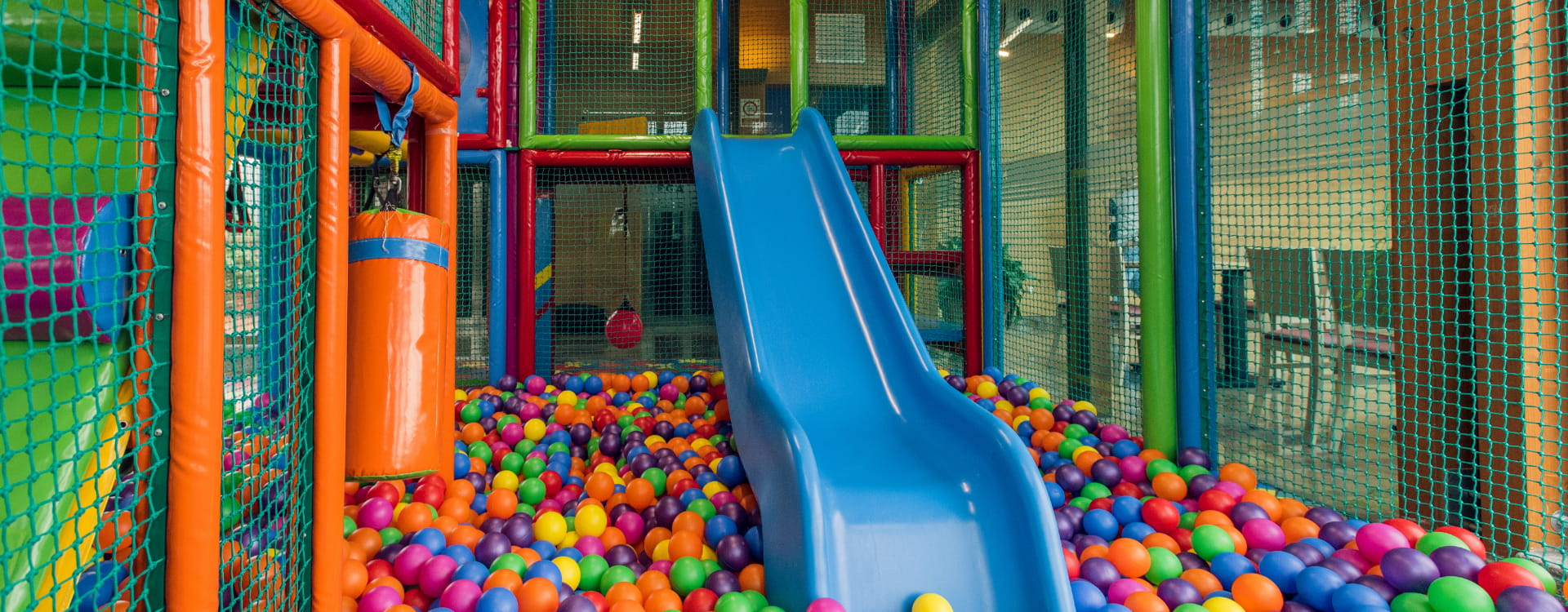 Parque infantil en uno de los alojamientos del Grupo Los Pasiegos