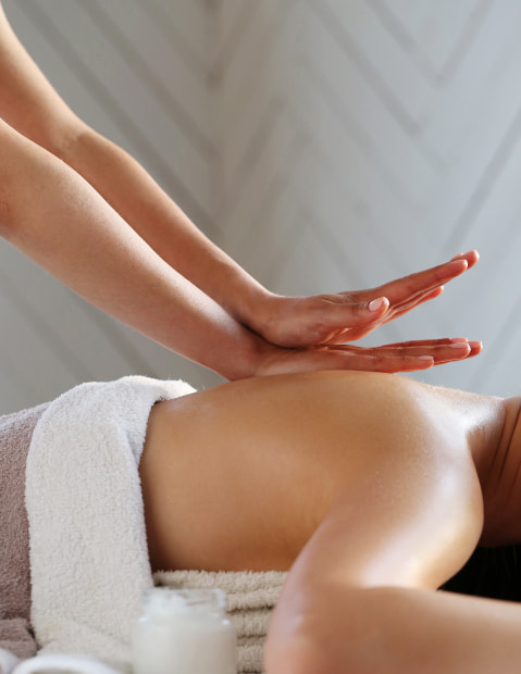 Persona recibiendo un relajante masaje en la espalda