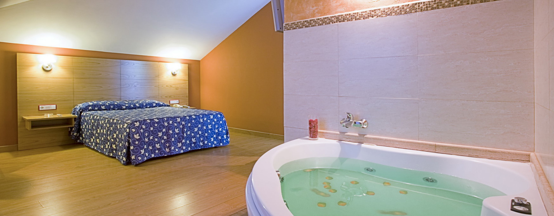 Estancia con cama doble y bañera con hidromasaje del Hotel Los Pasiegos