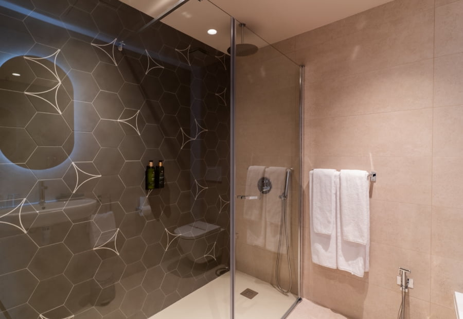 Baño de la habitación triple con ducha y amenities