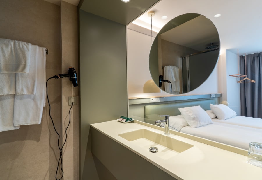 Baño de la habitación triple con lavabo y amenities