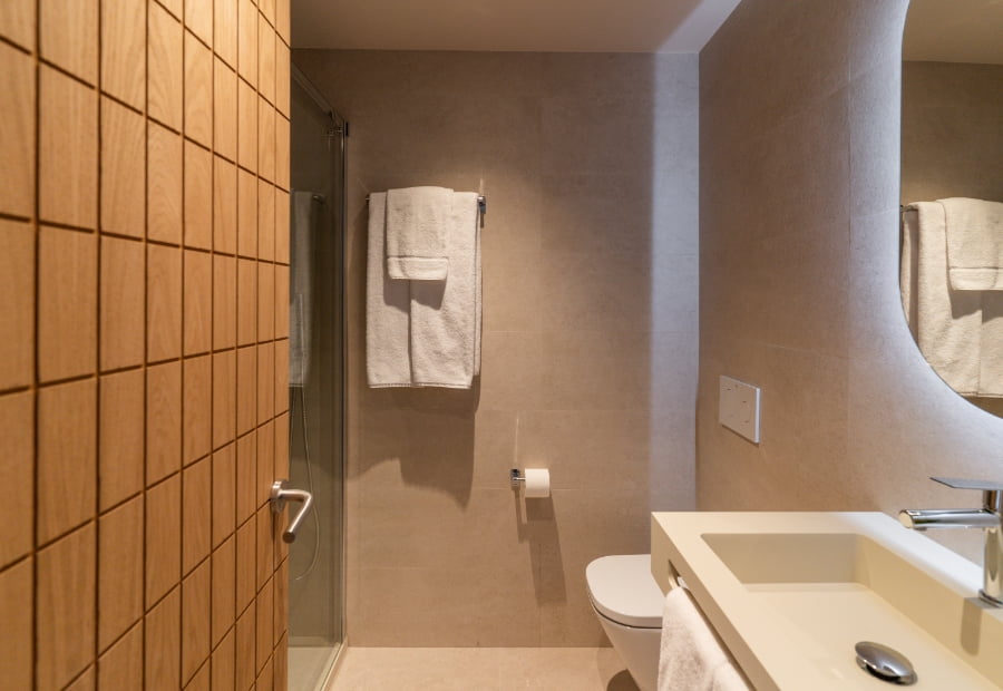 Entrada al baño de la habitación