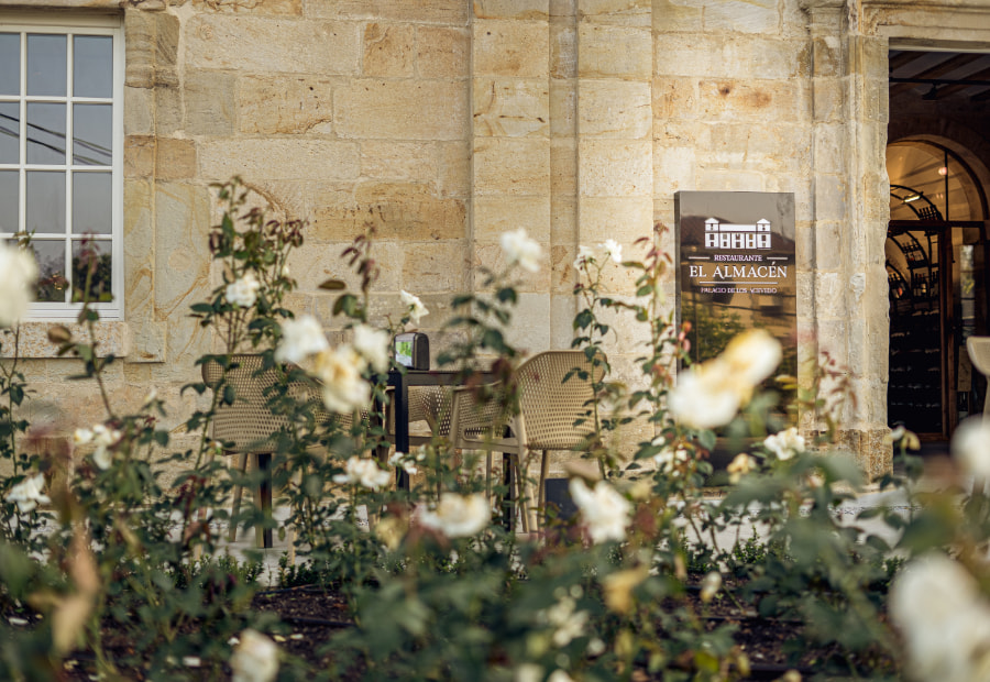 Image of the exterior façade of the restaurant in hoznayo