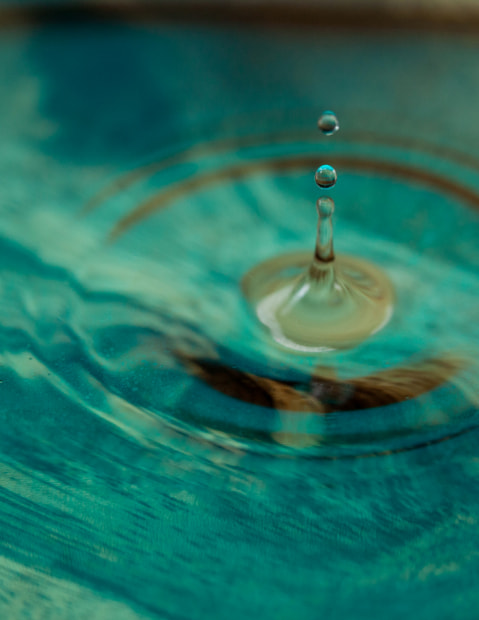 Image of water droplets splashing