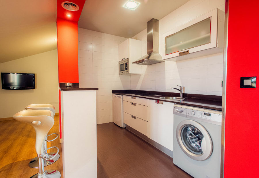 Fully equipped kitchen with breakfast bar