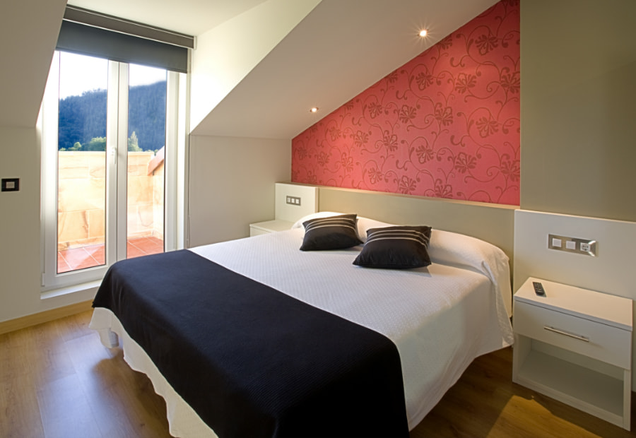 Bedroom with double bed and access to the terrace.