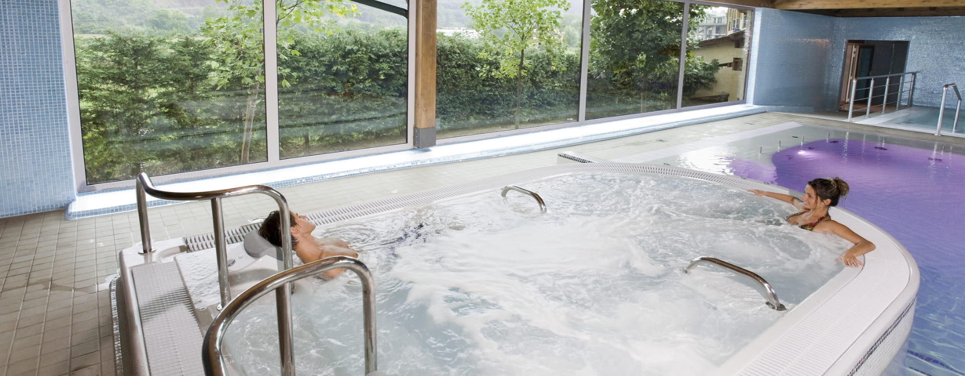 Hombre tumbado en el jacuzzi del spa de los apartamentos de villa pasiega