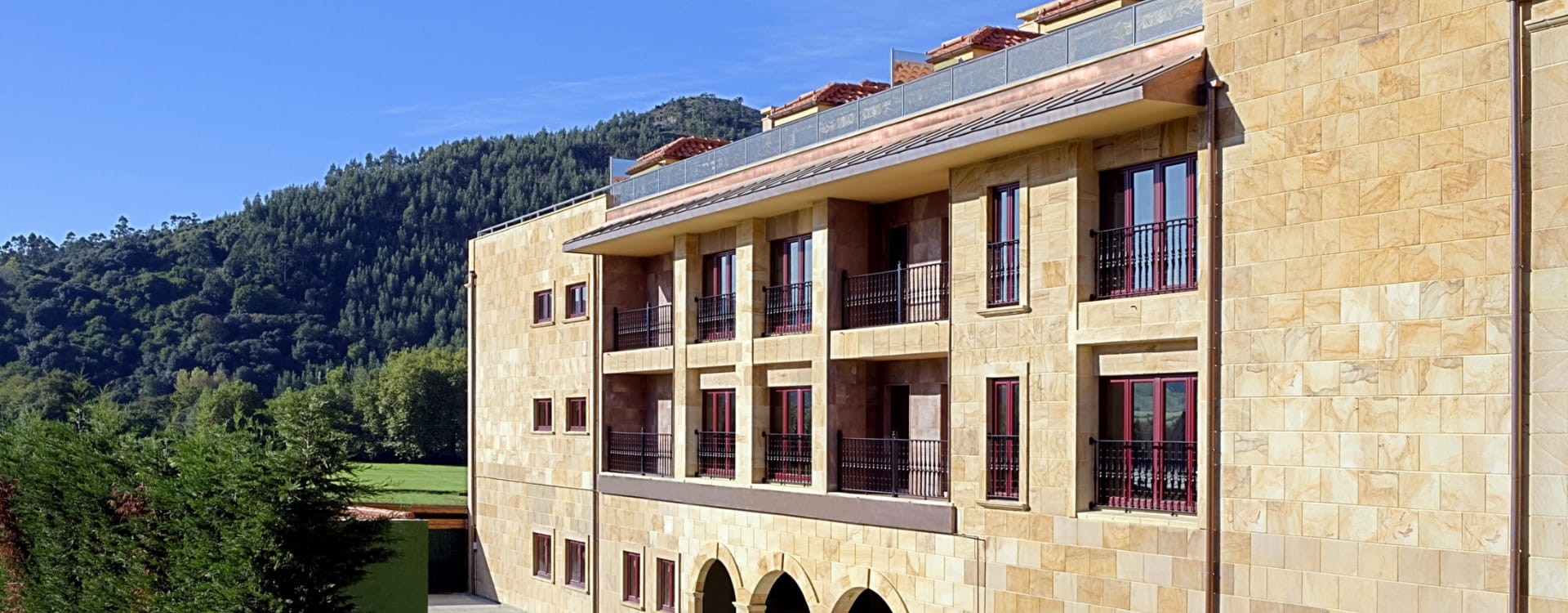 Image of the exterior façade of the villa pasiega spa flats in Hoznayo, Cantabria.