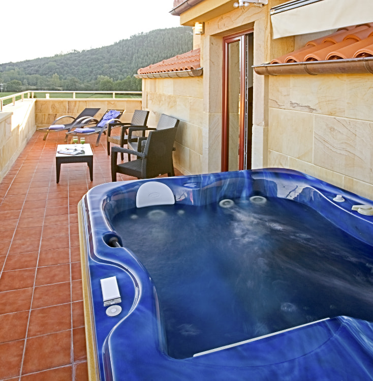 Imagen de la terraza equipada con tumbonas, mobiliario de terraza y bañera con hidromasaje