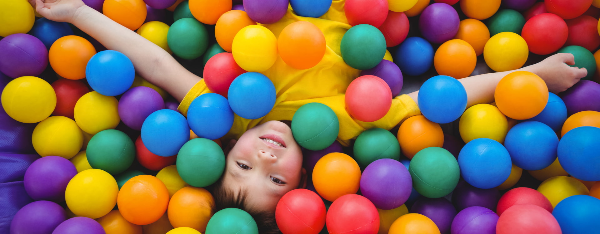 Picture of a child in a ball pool at the Los Pasiegos Group hotel.