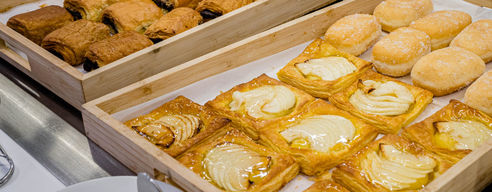 Pastas de hojaldre expuestas en un buffet