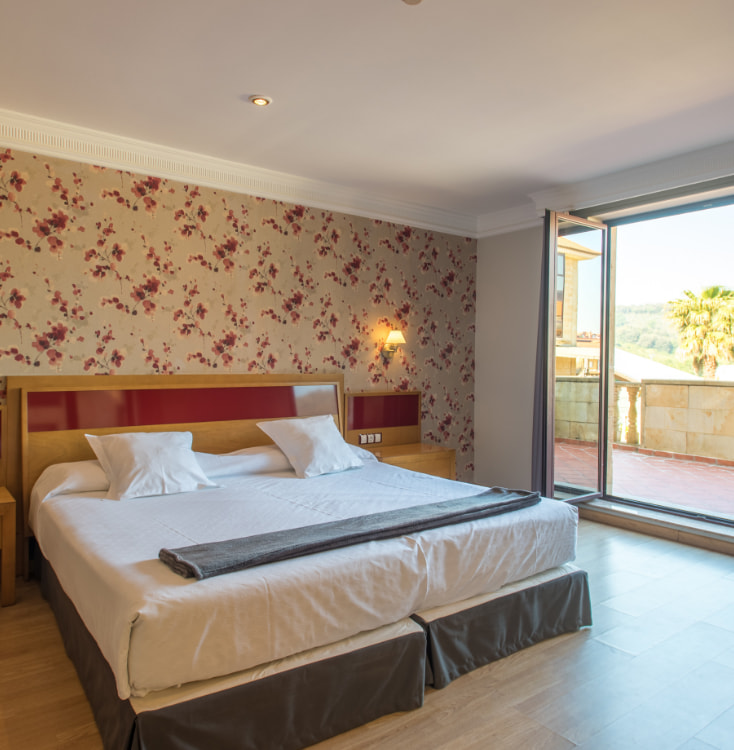 Estancia con cama doble y terraza en el Hotel Spa Villa Pasiega