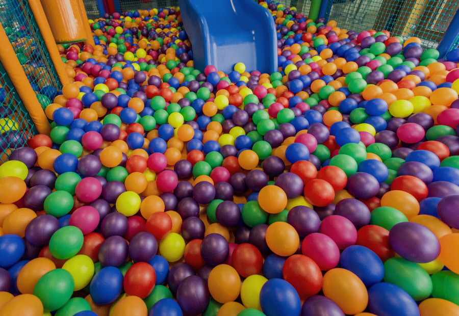 Paque infantil con tobogán y piscina de bolas