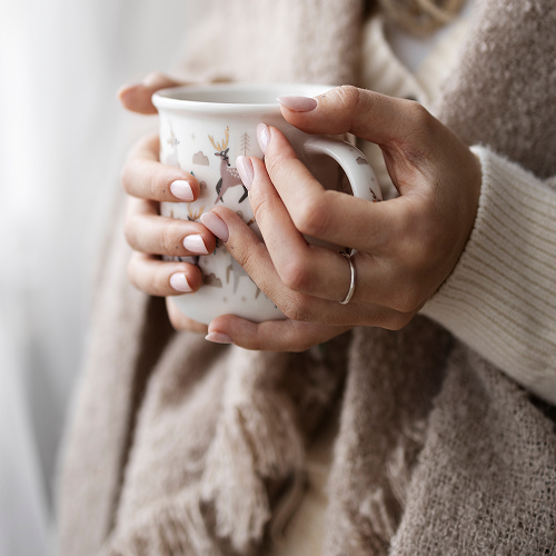 Chica con taza en las manos